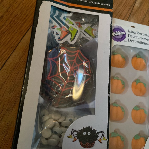 New in Package Wilton Halloween/ Fall Theme Baking Set! - Picture 7 of 9